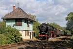 Dampfsonderzug  Vier-Flüsse-Fahrt  mit der 52 8134-0 der Eisenbahnfreunde Betzdorf am 24.08.2014 (auf der Lahntalbahn) am alten Stellwerk in Löhnberg.