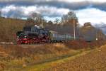 Wannentender voran ab Immendingen,fährt die Dampflokomotive 52 7596 mit ihrem Sonderzug aus Horb am Neckar an den Weihnachtsmarkt in Konstanz am Fusse des Vulkanbergs Hohenkrähen