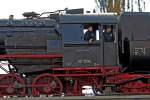 Detailaufnahme der Dampflokomotive 52 7596,Kesselwärter und Dampflokheizer geniessen die letzen paar hundert Meter vor dem Ziele.Bild,Konstanz Rheinbrücke 21.12.2014