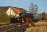 Am Bahnhof Wurmlingen lässt 52 7596 es locker angehen vor einem typischen Bauerhaus der Gegend.