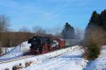 Kurz hinter dem höchsten Punkt der Strecke, Langenhahn, fährt die 52 1360 am 7.2.2015 für die Eisenbahnfreunde Treysa einen Sonderzug durch den Westerwald