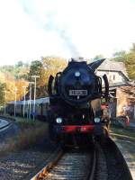 Güterzug-Dampflok 52 8134-0 der EFB (Eisenbahnfreunde Betzdorf)macht am 19.10.2014  nach Sonderfahrt von SIEGEN auf den WESTERWALD Pause im Bahnhof HACHENBURG.