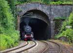 Fast schon Inventar mitten im Schwarzwald. Die ehemalige Österreicherin und nunmehr  preußische  Schwäbin in badischen Gefielden. 52 7596 der Eisenbahnfreunde Zollernbahn hat hat anlässlich des Stadtjubliäums den großen Triberger Tunnel heftig verquarzt. April 2011.