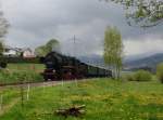 Die 52 8168 mit einem Sonderzug nach Viechtach am 02.05.2015 unterwegs bei Ruhmannsfelden.