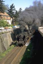 Krftig anstrengen mssen sich im Mai 1983 in Kamenz 52 6721-6 und 52 8192-8 mit Ihrem schweren Gterzug nach Arnsdorf(Archiv P.Walter)