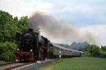 52 4867 mit Dampfzug 106 am 25.05.15 auf dem Weg nach Königstein hier bei dem Haltepunkt Unterliederbach.