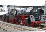 Lok 52 7596 der Zollernbahn schiebt am 19. September 2015 Lok 01 519 der Zollernbahn in den Bahnhof Göppingen anlässlich der Märklintage 2015.