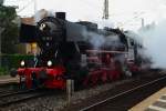 Soeben hat 52 4867 am Morgen des 05.09.2015 im Bahnhof Frankfurt/Main-Süd, an ihren Sonderzug der HEF nach Meiningen angekuppelt.