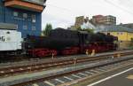 Soeben ist 52 4867 am 05.09.2015 mit ihrem Sonderzug der Historischen Eisenbahn Frankfurt in Schweinfurt Hbf eingetroffen.