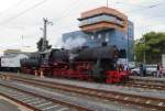 52 4867 mit einem Sonderzug der HEF, unterwegs von Frankfurt/Main nach Meiningen, am 05.09.2015 beim Zwischenstopp in Schweinfurt Hbf.