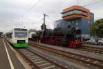 Während am 05.09.2015 im Schweinfurter Hauptbahnhof Dampflok 52 4867 der HEF noch mit Wasser versorgt wird, verläßt daneben gerade VT 023 (Stadler Regio-Shuttle RS1) der Erfurter Bahn GmbH den Bahnhof in Richtung Schweinfurt (Stadt).