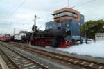 Nachdem 52 4867 der HEF am 05.09.2015 in Schweinfurt Hbf ihre Wasservorräte ergänzt hat, setzt sie sich nun in Bewegung, um ans andere Ende ihres Sonderzuges nach Meiningen umzusetzen. Dabei werde, wie meistens beim Anfahren, die Zylinderentwässerungen durchgeblasen. Entsetzt vom donnernden Getöse, sucht der kleine Junge, rechts im Bild, Schutz im Schoß seines Großvaters! ;-)