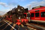 52 4867 vor einem Sonderzug der HEF am Abend des 05.09.2015, abfahrbereit in Richtung Frankfurt/Main, im Schweinfurter Hauptbahnhof.