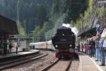 52 7596 am 13.09.2014 zusammen mit 50 2988, der Wagenlok 110 468-6 und den Schienenbus 796 625-2 als DLr 84254 (Rottweil-Triberg) bei der Einfahrt in den Bahnhof von Triberg.