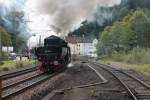 Nachschuss auf die Ausfahrenden 52 7596 zusamme mit der 50 2988 an der Zugspitze am 13.09.2014 aus dem Bahnhof von Triberg.