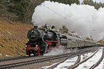 Die Güterzugsdampflokomotive 52 7596 kurz nach der Ausfahrt des Sommerautunnels, fährt mit einem Sonderzug aus Hausach nach St.Georgen und zurück bei vorüber.Bild