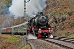 52 7596 dampft mit dem Ostermontagszug bei Hornberg vorüber.Bild vom 28.3.2016