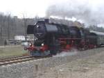  52 8075 bei der Ausfahrt aus dem Bahnhof Aue am 07-04-07