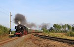 Am 24.09.16 war in Cheb Tag der Eisenbahn. Es fuhren viele Sonderzüge von Cheb nach Aš, Karlovy Vary, Mariánské Lázně, Plesná und Luby u Chebu. Es fuhr auch 52 8079-7 mit einem Sonderzug von Falkenstein/V. nach Cheb. Hier die Rückfahrt bei Vojtanov. Rechts das Gleis nach As.