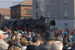 Nimmt ein   Bad in der Menge  und bekam viel Beifall auf der Drehscheibe  52 8079-7 zum Narodni den zeleznice  in Cheb.