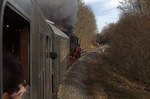 auf der Strecke  die 52  1832-6, eine kleine Steigung von Gößnitz Richtung Nöbdenitz ist zu überwinden.10.12.2016 13:03 Uhr.