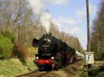  Am 07.04.07 fhrt die 52 8029-2 (Zuglok) und die 52 8047-4 (Vorspanlok) von Nossen durch den  Zellwald nach Freiberg mit einen beladenen Zementzug.