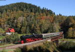 52 7596 und 23 1097 mit dem DPE 24236 (Rottweil – Hausach) bei Schenkenzell 15.10.17