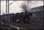 526666 mit Steifrahmen Tender dampfte am 17.4.1992 durch den Bahnhof Berlin Lichtenberg.