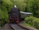 Bahnfest in Königstein. 52 4867 schiebt den Zug mit den grünen Schnellzugwagen im Schneckengang um die Ecke. Königstein, Mai 2018.