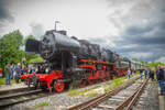 Zum 150. Jubiläum der Vizinalbahn Markt Erlbach - Siegelsdorf, besser bekannt als Zenngrundbahn, verkehrte ein Dampf-Sonderzug mit 52 8195-1 am 29.05.22. Bei der Einfahrt in den Bahnhof Markt Erlbach haben sich bereits hunderte Schaulustige versammelt, um den Zug zu empfangen.