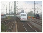 Generationentreffen: Am 12.04.2008 begegnete 401 090 bei der Einfahrt in den Bahnhof Frankfurt am Main-Sd der 52 4867 (Baujahr 1943) der Historischen Eisenbahn Frankfurt am Main, die dort als Bauzuglok im Einsatz war. 