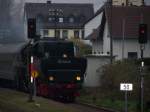 52 8134 auf dem Weg von Frankenberg (Eder) nach Sarnau, bei der Durchfahrt des Bahnhofs Wetter (Hess.