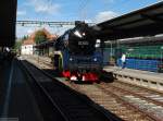 Die etwas andere 52 (IV). 52 8055 setzt um auf dem kurzen Weg über den Gleiswechsel zwischen Gleis 1a und 2b im Bahnhof Konstanz (31. Mai 2009, 16:06). Links im Hintergrund das historische Konzilgebäude, rechts einige Logenplätze für Eisenbahnfreunde, einige rückseitige Plätze angrenzender Biergärten auf alten Güterwägen und im ehemaligen Güterschuppen.