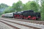 Die 52 6106 der Vulkan-Eifel-Bahn zieht die vier Silberlinge mit begeisterten Fahrgsten jetzt gleich in den Bahnhof Gerostein ein, aufgenommen am 12.08.2009