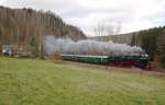 Am 28.11.09 fuhr die Eisenbahn-Nostalgie Chemnitz-Erzgebirge wieder einen Sonderzug durchs Erzgebirge. Die Garnutur bestand aus Wagen der Bauart Bag und Baag, bespannt war der Zug mit 52 8079-7. Die Reise fhrte von Stollberg ber Chemnitz, Annaberg, Schwarzenberg, Aue und weiter ber die Zwnitztalbahn nach Zwnitz zum dortigen Weihnachtsmarkt. Hier ist der Zug zwischen Wolkenstein und Thermalbad-Wiesenbad unterwegs. Leider hat sich die Sonne kurz vorm passieren des Zuges hinter einer Wolke versteckt.