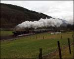 52 8134 beschleunigt ihren Nikolauszug in der Steigung bei Benolpe zurck nach Siegen. (06.12.2009)

