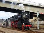 Der mit 296m Gesamtlnge und aus 10 Wagen bestehende Zug zu lang fr den Bahnsteig im Bahnhof Aue (Sachs.) war, mussten die beiden Zugloks bis unter die bekannte Bahnhofsbrcke vorziehen. Aufgenommen am 06.12.2009.