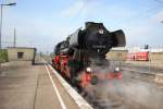 Die Berliner Dampflokfreunde waren mit BR 52 und einem Sonderzug zu Rundfahrten zum Bahnfest  175.Jahre Bahn  am 02. und 03.10.210 auf dem Berliner Aussen und Innenring unterwegs.Danke!Hier beim Lokumlauf in Lichtenberg