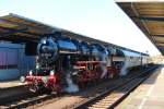 BR 52 8154-8 steht am 16.Oktober 2011 mit einem Sonderzug im Bahnhof Zeitz.