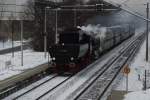 Dank dem Tipp von Olli beim Bahnbilder-Treffen konnte 52 7596 mit dem Sonderzug der Eisenbahnfreunde Zollernbahn zum Konstanzer Weihnachtsmarkt am 09.12.2012 an der Haltestelle Konstanz-Frstenberg