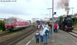 52 8195 erregt am 30.5.09 in Amberg mit ihrem Dampfsonderzug viel mehr Aufmerksamkeit als der planmige 610 518 als RE nach Schwandorf.