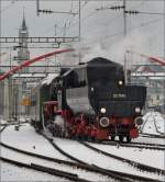 52 7596 rangiert ihren Wagenpark auf eines der Gleise für den Güterverkehr. Konstanz im Dezember 2012.