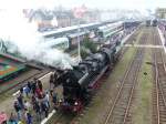 Bestaunt von Eisenbahnfans und Neugierigen wartet 52 8177-9 in Wolsztyn, bis alle Loks hintereinander auf zwei Gleisen stehen, damit die Parade beginnen kann. 27.4.2013