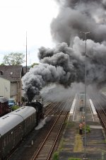 52 8079-7 leistet fr 01 0509-8 ordentlich Nachschubarbeit aus dem Bahnhof Neuenmarkt-Wirsberg die Schiefene Ebene hoch nach Marktschorgast. Danach stand alles unter Dampf. 20.03.2013