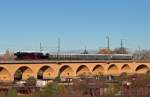 Wenn die Bahn auf Reisen geht, dann natrlich mit der Bahn. 52 8154-8 ist mit dem Leipziger Museumszug am Morgen des 09.11.2013 im Rahmen einer Charterfahrt fr DB-Regio auf dem Viadukt in Leipzig-Wahren unterwegs, Fahrtziel ist Weimar.