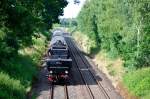 52 8195 bei ihrer Rückfahrt mit ihrem Dampfsonderzug anlässlich des 150 jährigen Streckenjubiläum der Strecke Weiden - Schwandorf zwischen Weiden und Luhe, 14.07.2013
