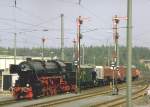  Zug der Zeit-Zeit der Zge  1985 in Nrnberg-Langwassser.Ein kurzer Gterzug mit der 52 4867 fhrt an den Zuschauertribnen vorbei(Archiv P.Walter)