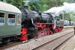 Lokportrait von der 52 7596 am 13.09.2014, als sie zusammen mit der 50 2988 und einem Pendelzug (Triberg - St. Georgen - Triberg) im Bahnhof Triberg stand. An diesem Wochenende fanden die Triberger Bahnhofstgae statt, weswegen an jeden Tag mehrmals dieser Pendelzug verkehrte.