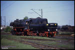 Am 1.5.1990 war 528168 noch als Heizlok im BW Leipzig-Engelsdorf aktiv. Hier fährt die Lok gerade zum Kohlebunker, um sich mit Vorräten zu versorgen.
