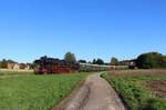 52 8038 der DEW (Dampfeisenbahn Weserbergland e.V) zieht den Sonderzug auf seiner letzten Tour an diesem Tage von Rinteln nach Stadthagen West und dampft hier durch Heeßen kurz vor Bad Eilsen in